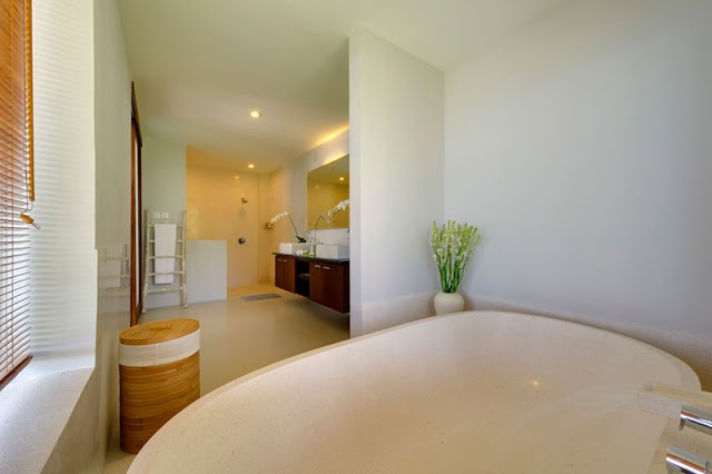 Picture of another modern bathroom in the cliff villa as seen from the bathtub