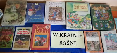 Czarny napis na białej kartce W krainie baśni i zbiór książek o tematyce baśniowej na granatowym tle