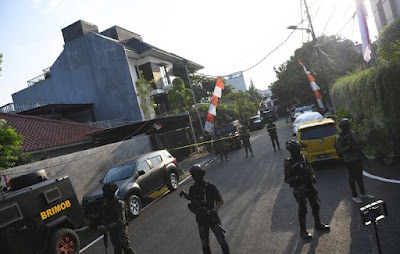 Anggota Brimob melakukan penjagaan di kediaman pribadi Irjen Pol Ferdy Sambo, Duren Tiga, Jakarta Selatan
