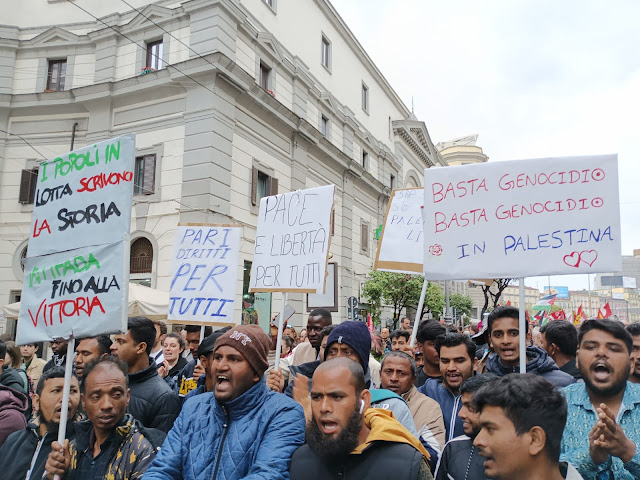 Spezzone delle persone in movimento con diversi cartelli che recitano: i popoli in lotta scrivono la storia, intifada fino alla vittoria; pari diritti per tutti; pace e libertà per tutti; basta genocidio in Palestina