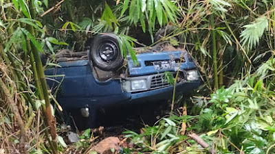 Jalan licin Satu Unit Mobil Panther Pick Up Alami Kecelakaan Tunggal di Bener Meriah