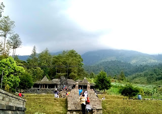  Kerajaan MAJAPAHIT adalah kerajaan terbesar di Asia tenggara yang pernah ada Candi Candi-Candi Peninggalan Kerajaan Majapahit 