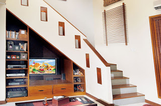 Dekorasi Ruang bawah  tangga  menggunakan rak simple dan 