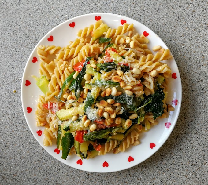 Fusilli with Hablitzia, zucchini and pine nuts