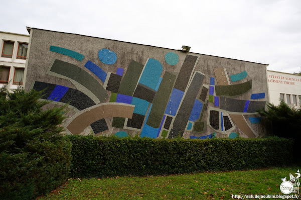 Nantes - "Naissance des signes" ou "Signe non identifiés"  Mur mosaïque - Université Lettres et sciences humaines, Bâtiment du Tertre.  Artiste: Jorj Morin  Création: 1975 - 1976 