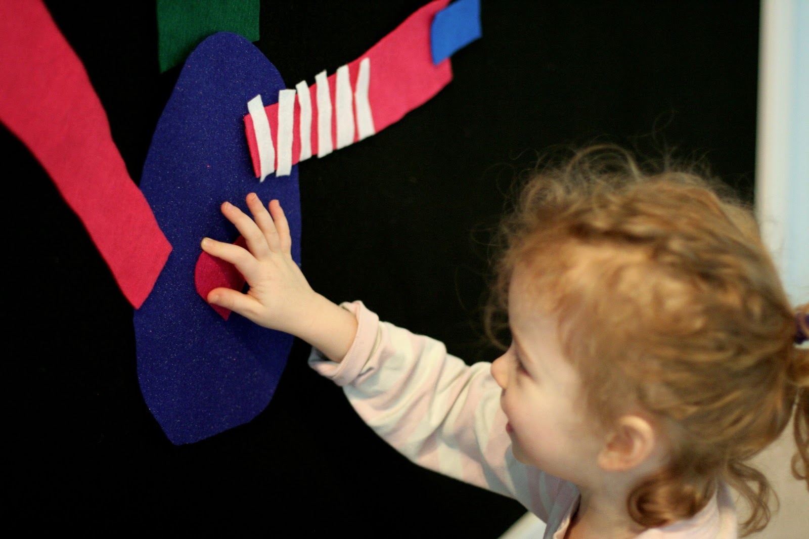 The felt notice board by Pergamy can be used with velcro
