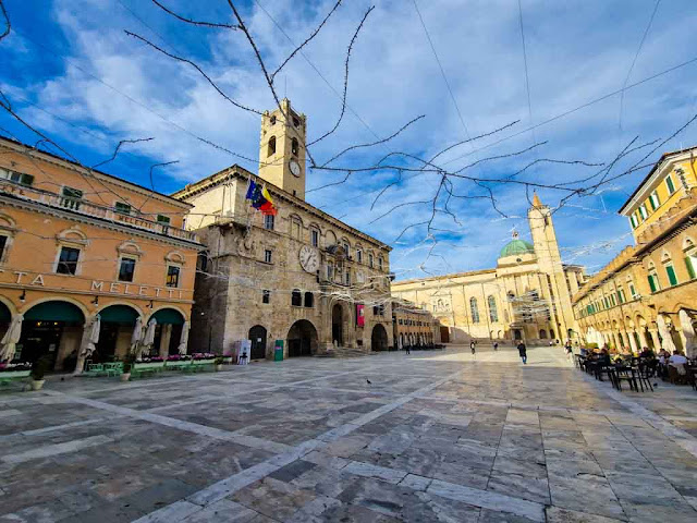 Piazza del Popolo e Palazzo dei Capitani del Popolo-Ascoli