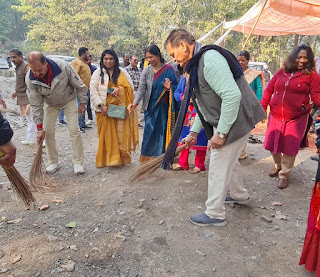 Cabinet minister premchand agarwal campaigning of cleaning