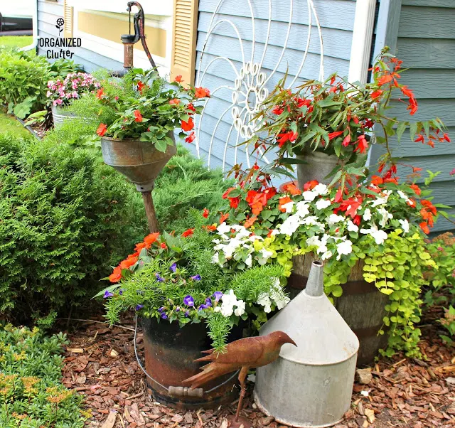 Backdrops for Junk Gardens & Foundation Plantings #junkgarden #gardenjunk #hayrake #vintage