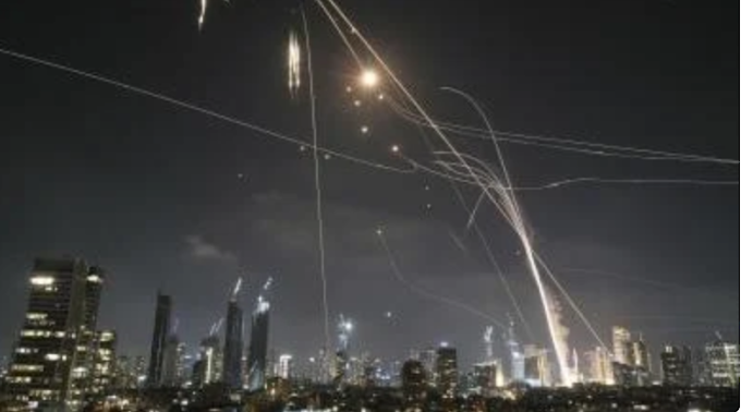 Escalation Iran-Israele: missili ipersonici, raid incrociati e minacce globali. Sale la tensione in Medio Oriente