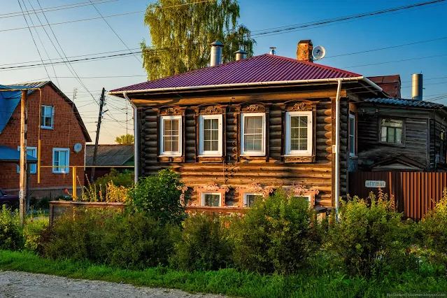 Старый деревенский дом с резными наличниками