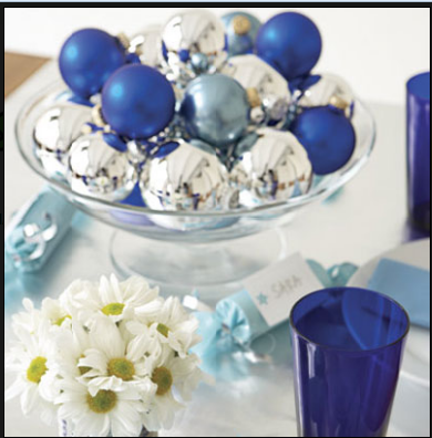 Mesa decorada en celeste y azul