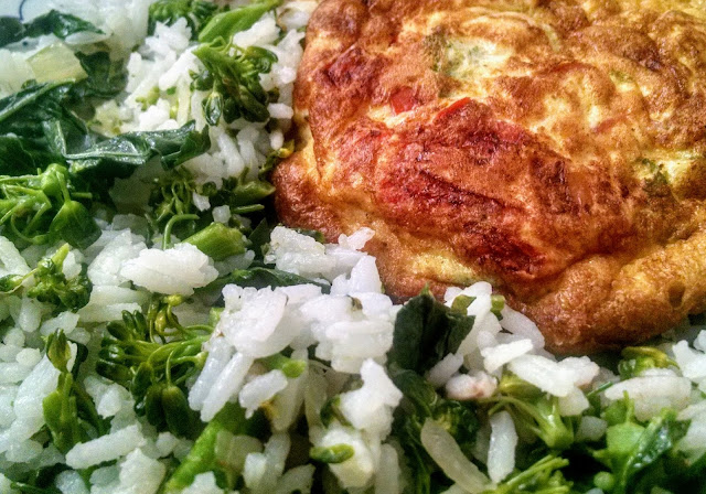 FOTO LouMach - Omelete com arroz de brócolis