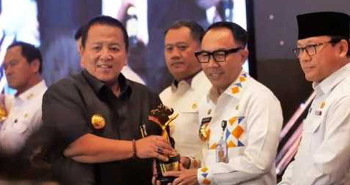 Dinilai Berhasil, Bupati Waykanan Raih Penghargaan Khusus Dari Gubernur Lampung