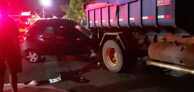 Carro fica parcialmente destruído após colidir com caminhão em avenida de Parnaíba