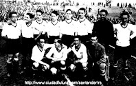 REAL RACING CLUB DE SANTANDER - Santander, España - Temporada 1930-31 - Larrinoa, Telete, Hernández, Santi, Larrinaga, Mendaro, Solá y Cisco; Ibarra, Ceballos, Baragaño e Iglesias (suplente) - F. C. BARCELONA 1 (Diego), RACING DE SANTANDER 1 (Cisco) - 28/12/1930 - Liga de 1ª División, jornada 4 - Barcelona, campo de Les Corts - El Racing fue 2º en la Liga, con el inglés Robert Edwin Firth de entrenador