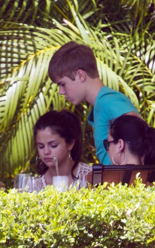 selena gomez and justin bieber in hawaii images. Justin Bieber and Selena Gomez