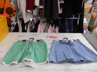 中古品　スカート　１３０㎝　緑　２９０円　青１００円