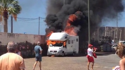 Incendio de una auto-caravana, Tenerife, playa La Teresistas