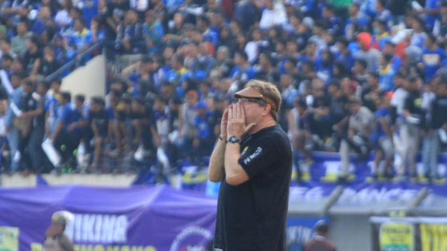 Robert Alberts Ingin Pensiun di Persib