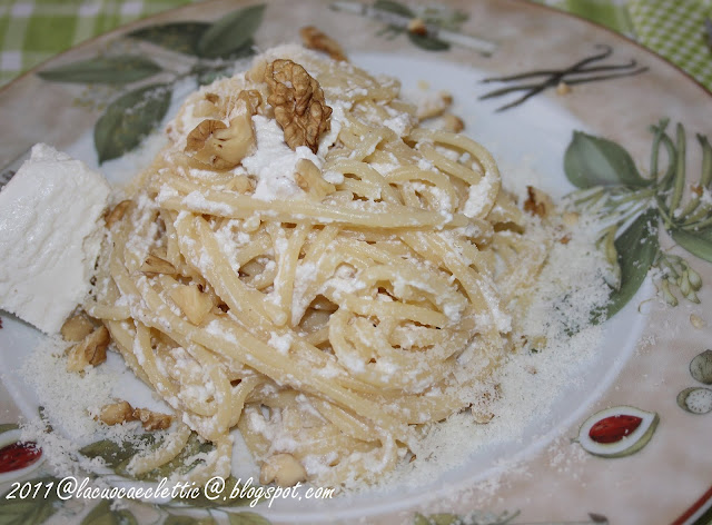 Spaghetti con noci e ricotta