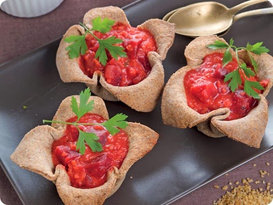 Vellutata di barbabietole e grano in cestini di pane