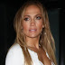 Jennifer Lopez egy falatnyi ruhában mutatta meg fantasztikusan szexi testét