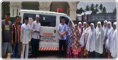 Elvi Amri Serahkan Ambulans ke Masjid Raya Ikua Koto