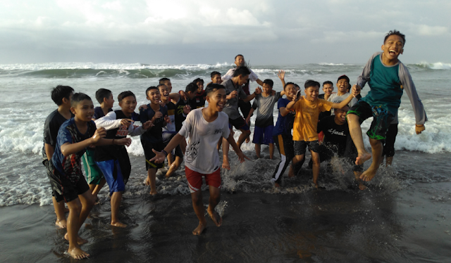 Berfoto bersama di Pantai parang tritis