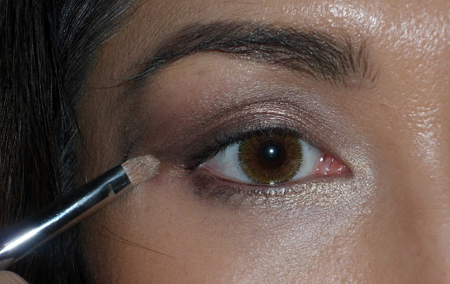 Adding light eyeshadow to the v on small eyes