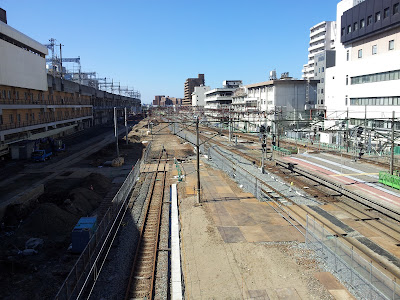 新潟駅連絡通路から線路を望む
