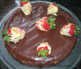 STRAWBERRY CHOCOLATE CHEESECAKE