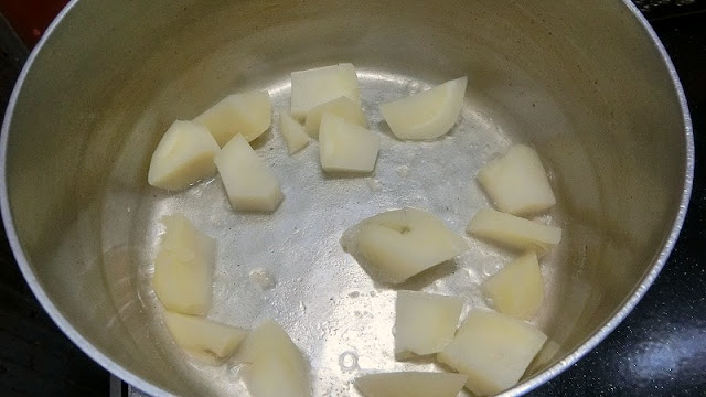 じゃがいもがやわらかくなったら湯を切り、鍋に戻して粉ふき芋にして水分を飛ばす