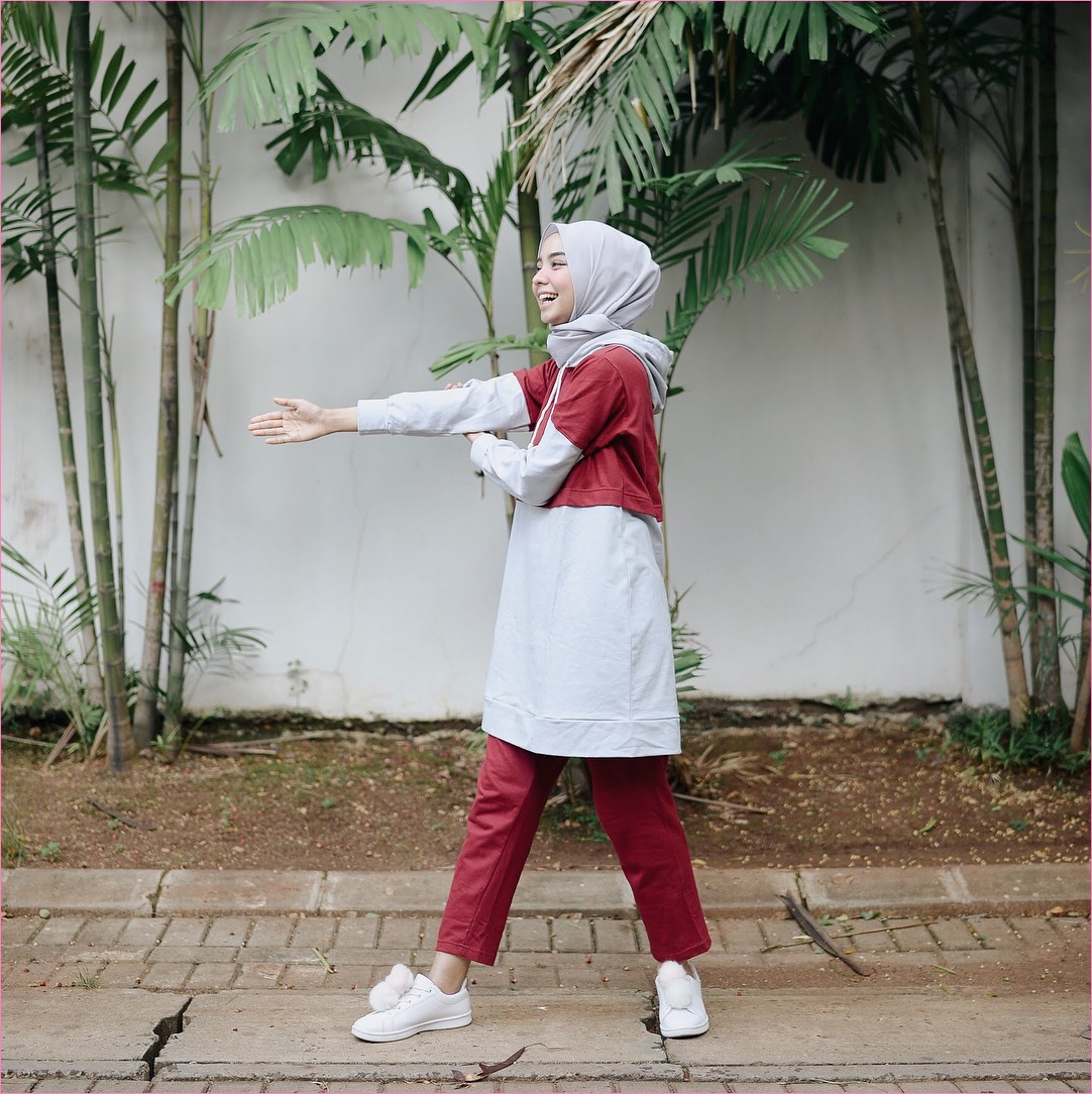  Untuk kau yang masih bingun dalam menentukan pasangan busana Outfit dan baju yang pas lengk 38 Trend Baju Model Hijab Casual Untuk Olahraga Gaya Selebgram 2018