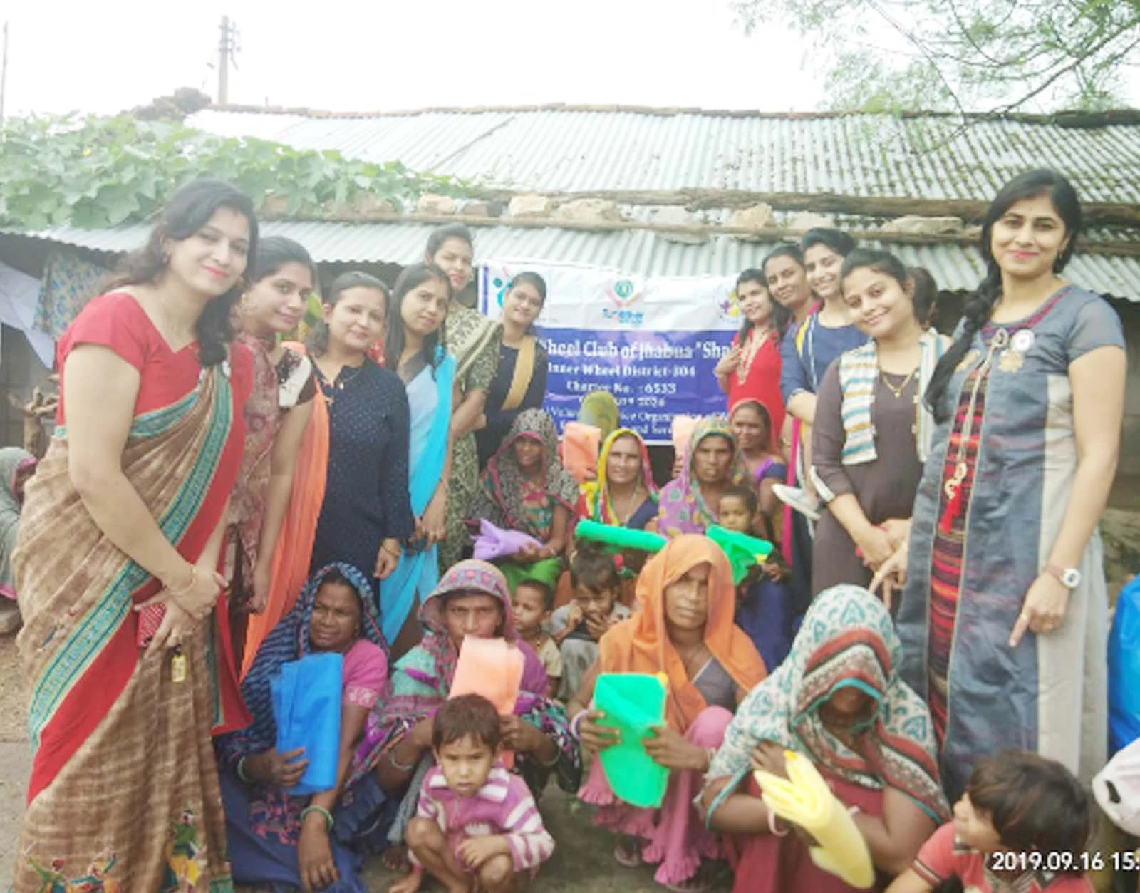 Jhabua News-इनरव्हील क्लब ऑफ  झाबुआ शक्ति ने गोद लिए गांव बाड़कुआं में मच्छरदानियों का किया वितरण