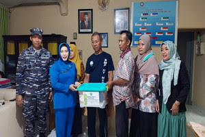 Anggota pengawas cabang Makassar YHT memberikan bantuan paket lebaran