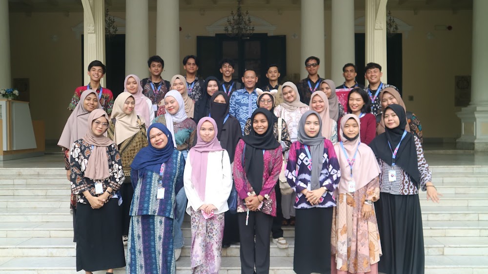 Tanamkan Rasa Cinta Seni, Uhamka Ajak Mahasiswa PMM Batch 4 Inbound Mengenal Batik