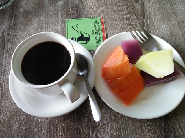 kopi-dan-buah-sarapan-pagi-di-omah-kebon-cafe