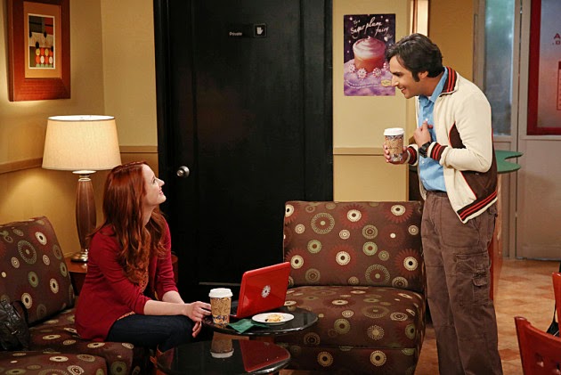 Raj y Emily hablan por primera vez en el café