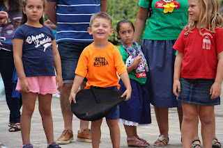 Campeonato de lanzamiento de chapela y papel higiénico infantil en las fiestas de Retuerto