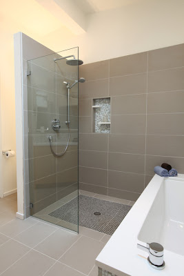 desain kamar mandi dengan shower,kamar mandi minimalis,kamar mandi menggunakan shower,desain shower kamar mandi,kamar mandi mungil dengan shower