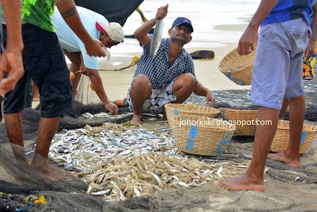 Goa-Beach-India-Goan-Fishermen-Watching
