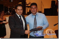 reconocimiento a club comunicaciones femenil recibio erick lara, entrego jaime mazariegos lnffg 2012