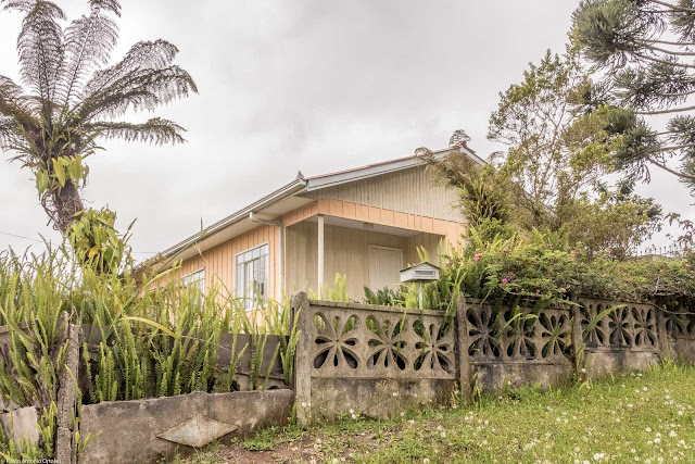 A casa de madeira e o muro