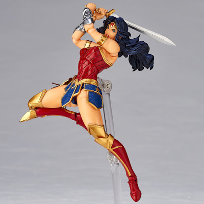 Figuras: Imágenes de la Revoltech, dedicada a Wonder Woman de Kaiyodo