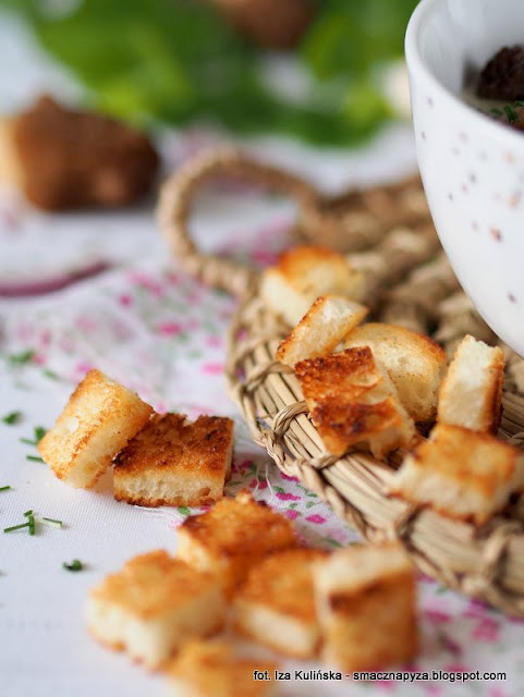 zupa krem z warzyw, bulka, kremowa zupa, biala zupa, zupa jarzynowa z grzybami, grzyby, smardzowki czeskie, verpa bohemica, wiosenne danie, zupa zabielana, grzyby smazone, zielony olej ziolowy, grzybobranie, smardzowka, co na obiad