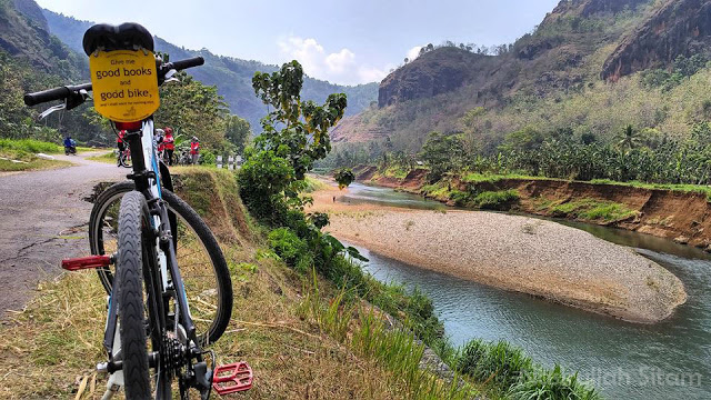 Foto bersepeda kala mendamping Srikandi ke Jembatan Gantung Selopamioro, Imogiri