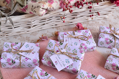 Jabones en tonos alegres para detalles de boda rustica romantica