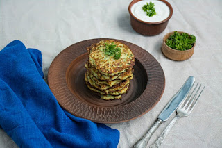 Crepes de calabacín con crema de pesto