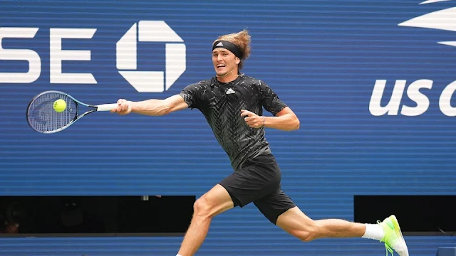 Alexander Zverev em uma devolução de bola na estreia do US Open